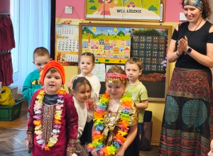 Dwoje dzieci w strojach hinduskich