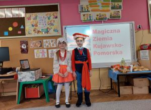 Dziewczynka i chłopiec w strojach regionalnych
