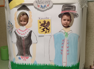 Dwoje dzieci w fotobudce ze strojami kaszubskimi