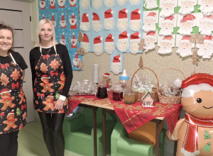 Pani Ania i pani Gosia przy stole z pierniczkami i herbatką
