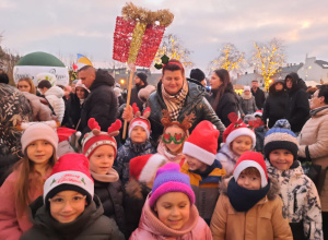 Dzieci z panią Paulina podczas parady