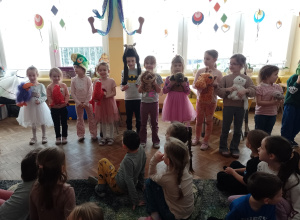Kilkoro dzieci stoi z maskotkami zwierząt