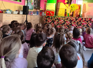 Dzieci oglądają teatrzyk