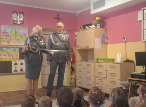 Goście pokazują szablę