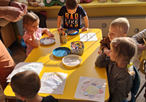 Dzieci podczas wykonywania doświadczenia z papierowym kwiatkiem