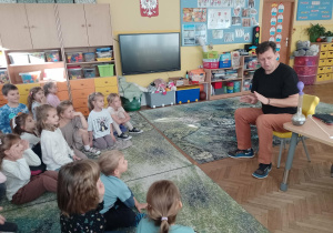 Prowadzący pokazuje balon napełniany wodorem