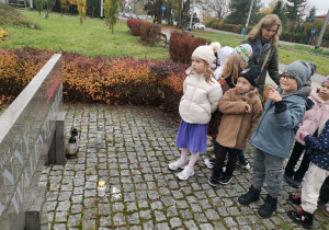 Dzieci stoją przy tablicy Anny Walentynowicz