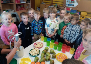 Dzieci z grupy IV przy robieniu musów z owoców