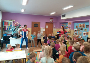 Dzieci wspólnie z tancerzami tańczą przy muzyce