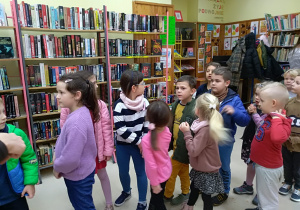Dzieci oglądają bibliotekę