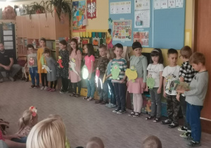 Dzieci inscenizują wiersz "Na straganie"