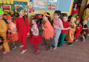dzieci tańczą pląs