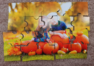 Obrazek z dyniami ułożony z puzzli