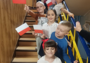 Dzieci z grupy VI ustawiają się na schodach