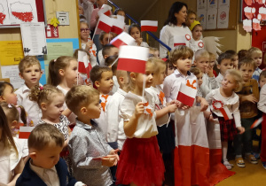 Dzieci i panie śpiewają hymn Polski