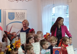 Wspólne zdjęcie dzieci, biorących udział w konkursie z organizatorkami konkursu