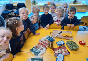 Dzieci z grupy II przy stoliku z produktami na tortille warzywne