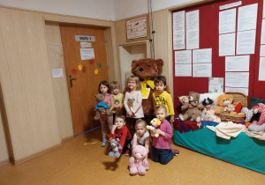 Wspólne zdjęcie dzieci z grupy III z misiami w kąciku misiowym w holu przedszkola