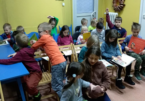 Dzieci oglądają różne książeczki o misiach