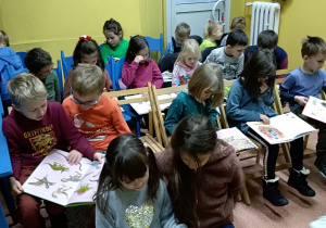 Dzieci oglądają różne książeczki o misiach i o opowiadają o swoich misiach