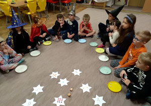 Dzieci z kostkami do gry na talerzykach do wróżby- Magiczne gwiazdy