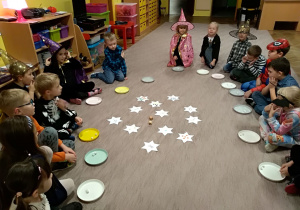 Dzieci z kostkami do gry na talerzykach do wróżby- Magiczne gwiazdy