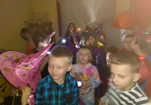 Dzieci z latarkami w pokoiku terapii