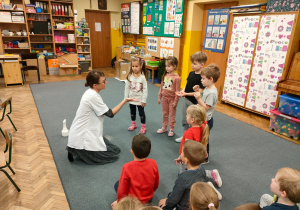 Pani doktor pokazuje dzieciom, gdzie na dłoniach gromadzą się bakterie i wirusy