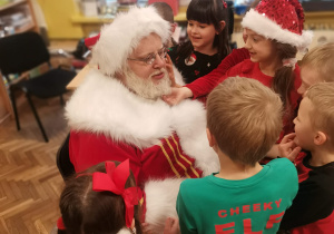 Dzieci z grupy VI rozmawiają z Mikołajem