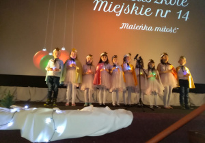 Dzieci na scenie śpiewają pastorałkę