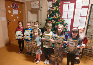 Dzieci biorące udział w konkursie z nagrodami - książkami