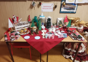 Stół z ozdobami, wypiekami świątecznymi