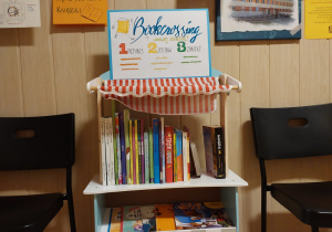 Kącik wymiany książek w holu przedszkola