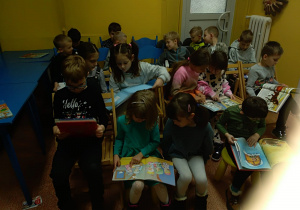 Dzieci oglądają książki o tematyce świątecznej