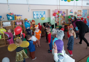 Dzieci z grup młodszych podczas zabawy z balonami
