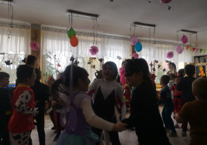 Dzieci z grup starszych tańczą do muzyki