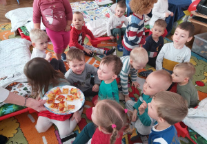 Dzieci z grupy I częstowane są pizzą