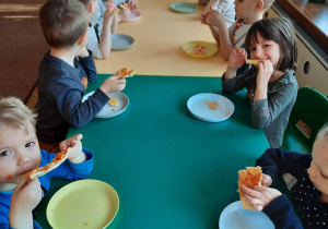 dzieci z grupy III jedzą pizzę