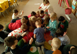 Dzieci z grupy VI rozplątują nitki- makaron