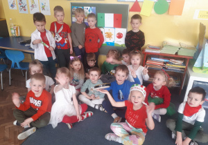 Grupowe zdjęcie dzieci z grupy II ubranych w barwach flagi Włoch