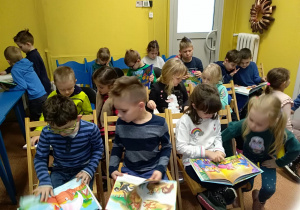 Dzieci oglądają książki z bajkami