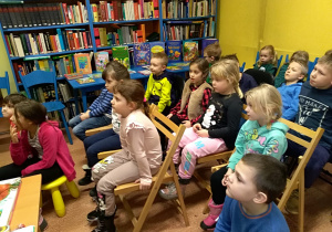 dzieci słuchają czytanej bajki