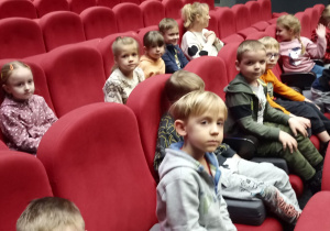 Dzieci siedzą na widowni przed spektaklem
