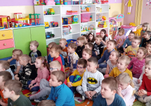 Dzieci oglądają filmik edukacyjny
