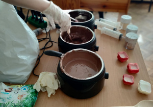 Naczynia z płynną czekoladą