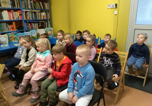 Dzieci siedzą w czytelni