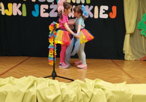 Gabrysia i Antosia na scenie podczas występu