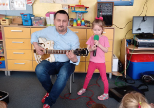 Nastka śpiewa, a pan Piotr gra na gitarze