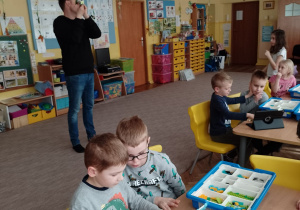 Pan Michał pokazuje dzieciom konstrukcję zajączka