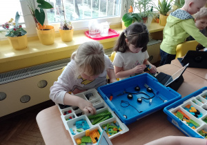 Amelka J. i Antosia przy stoliku budują z klocków Lego